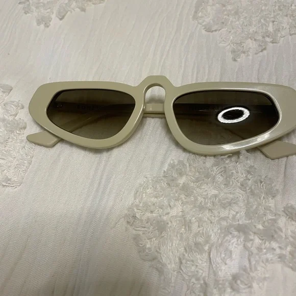 Bohème Cream Retro-Futuristic Sunglasses - Picture 2 of 6